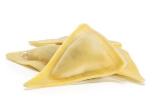 pasta all'uovo ripiena artigianale: triangoli ripieni radicchio e speck